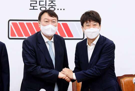 지난 7월30일 국민의힘에 입당한 윤석열(왼쪽) 제20대 대선 예비후보가 2일 오전 서울 여의도 국회에서 이준석(오른쪽) 당대표를 예방하고 있다.연합뉴스